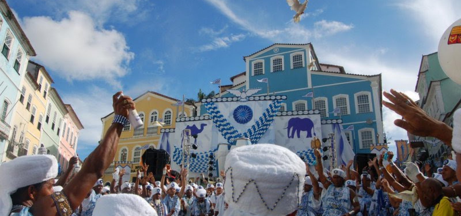 Filhos de Gandhy, Didá e Malê Debalê abrem inscrições para projeto "Cidade Carnavalesca"