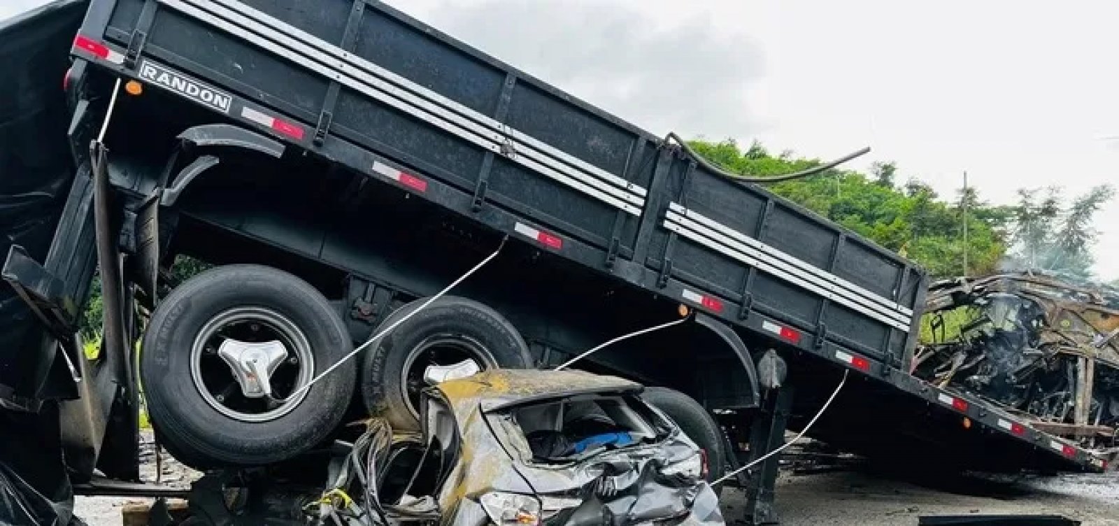 Motorista de carreta envolvida em acidente em BR-116 é liberado após prestar depoimento 