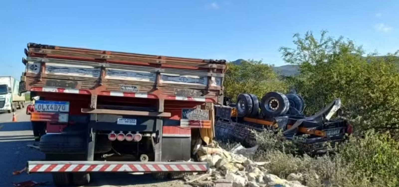 Colisão entre três caminhões deixa dois homens mortos na BR-407 em norte baiano 