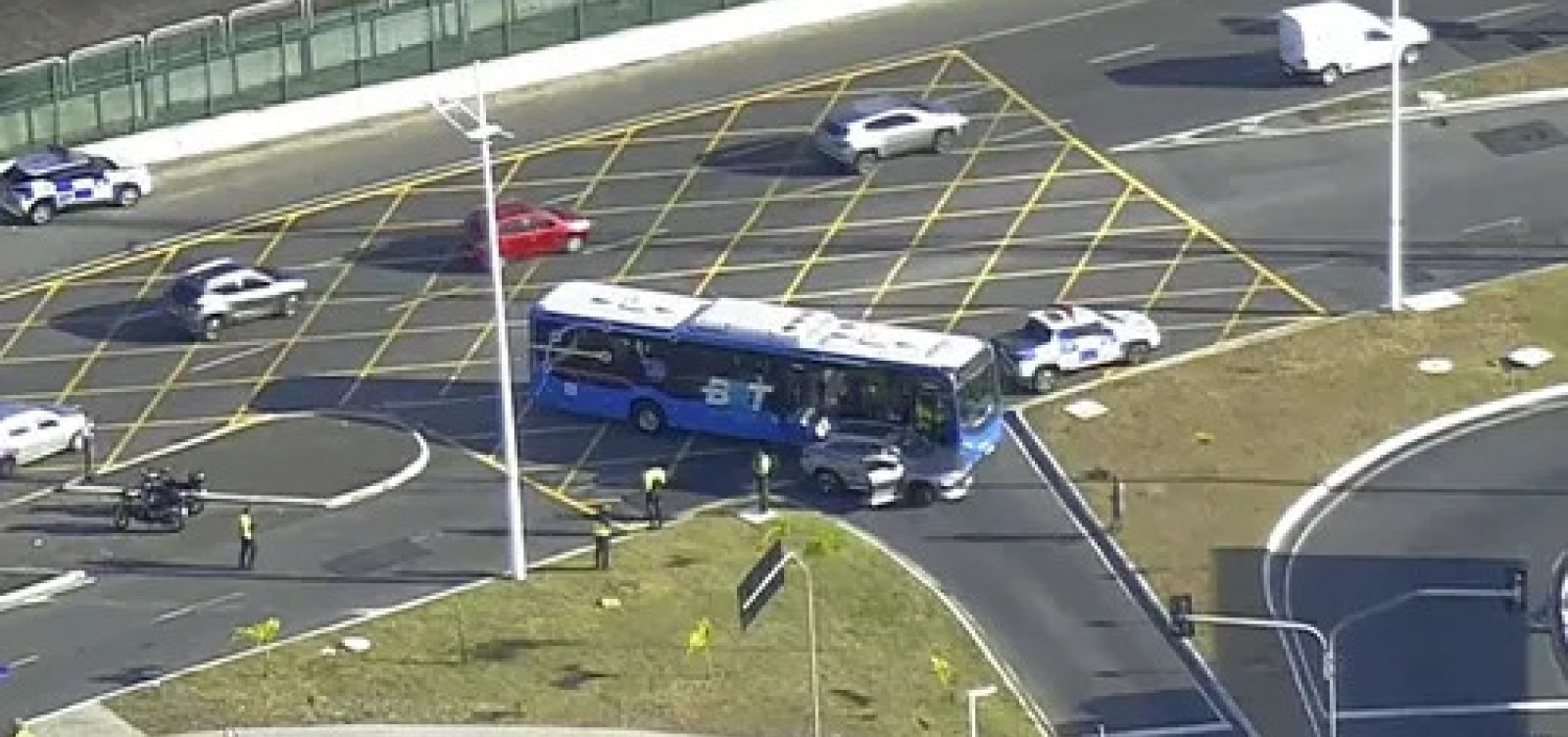 Carro colide com ônibus do BRT em Salvador em faixa exclusiva