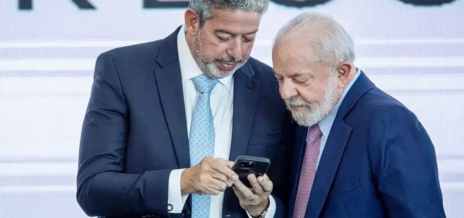 Lira e Lula se encontram no Alvorada durante impasse sobre emendas