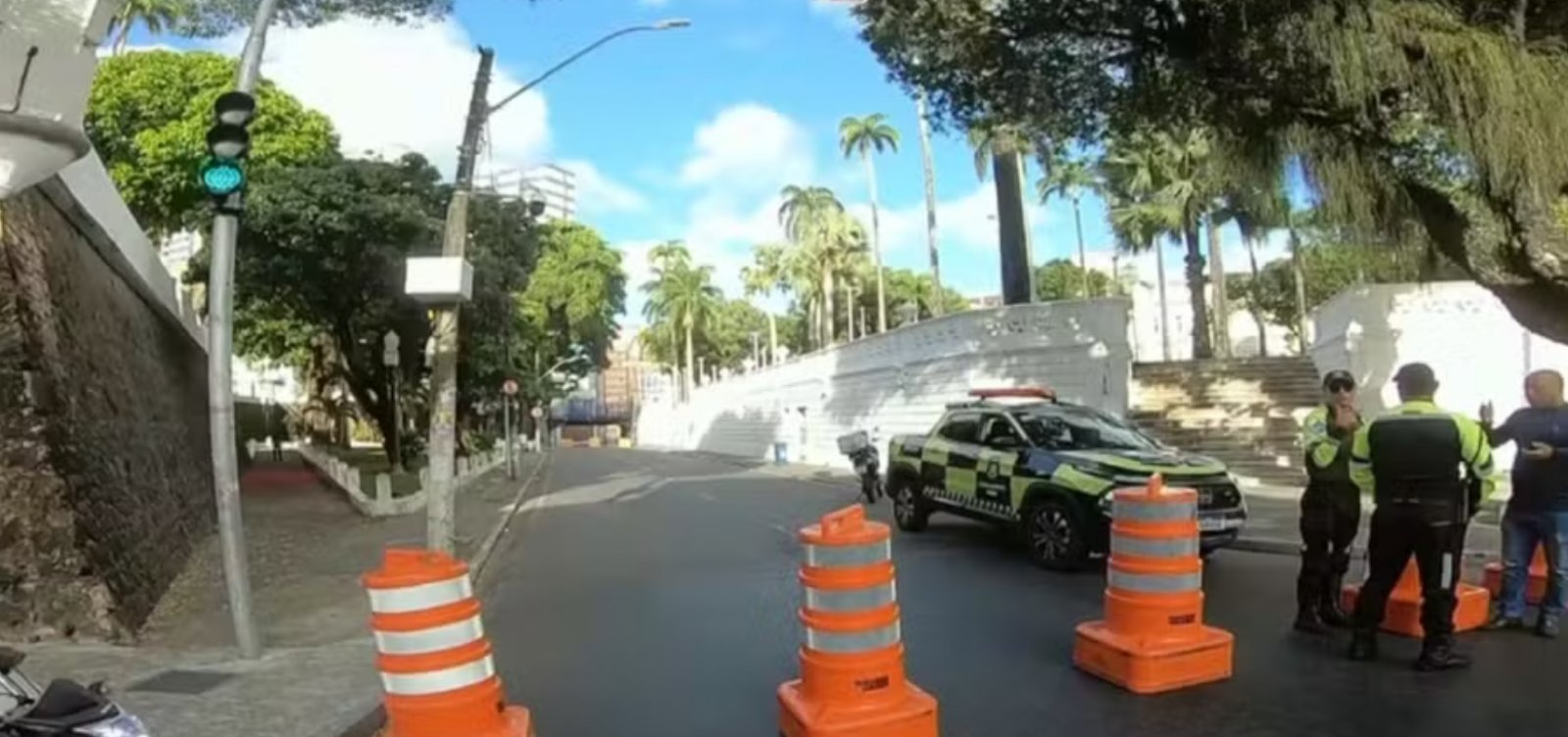 Caminhão colide em viaduto e bloqueia acesso à Av. Contorno, em Salvador