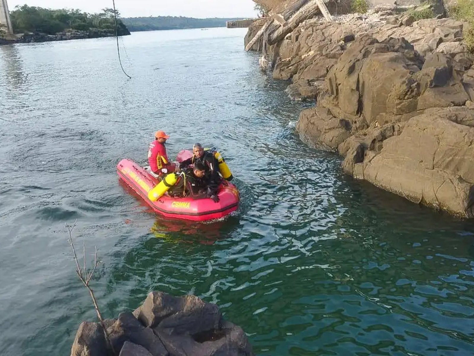 Sobe para dez número de mortos após desabamento de ponte no rio Tocantins