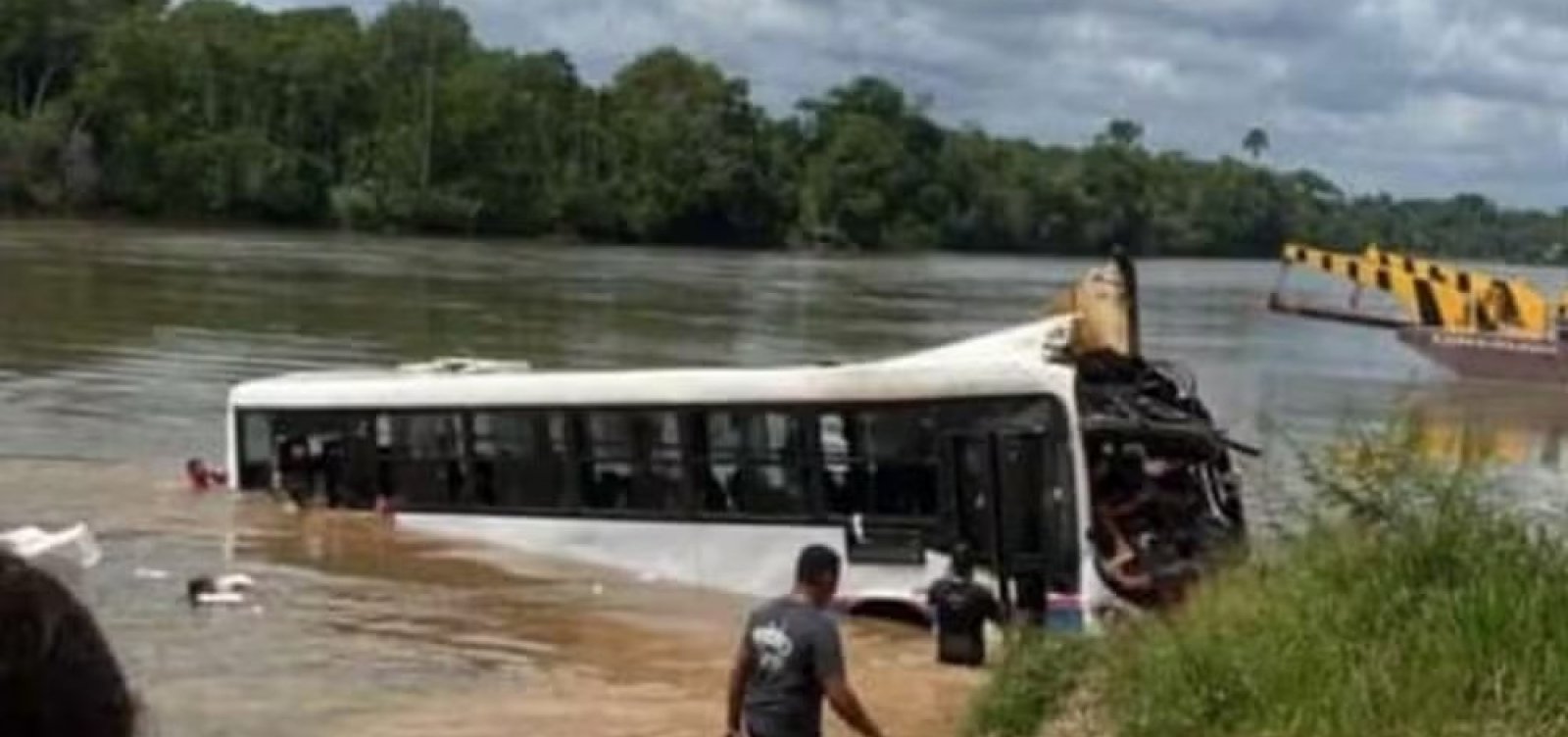  Criança morre após ônibus cair  em rio no Pará