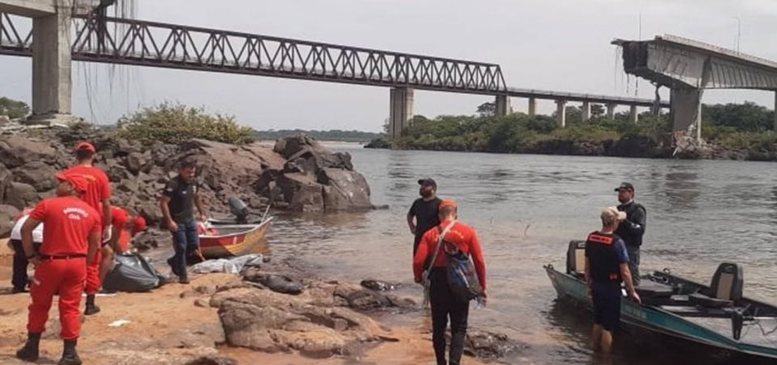 Buscas subaquáticas por desaparecidos após queda de ponte são suspensas 