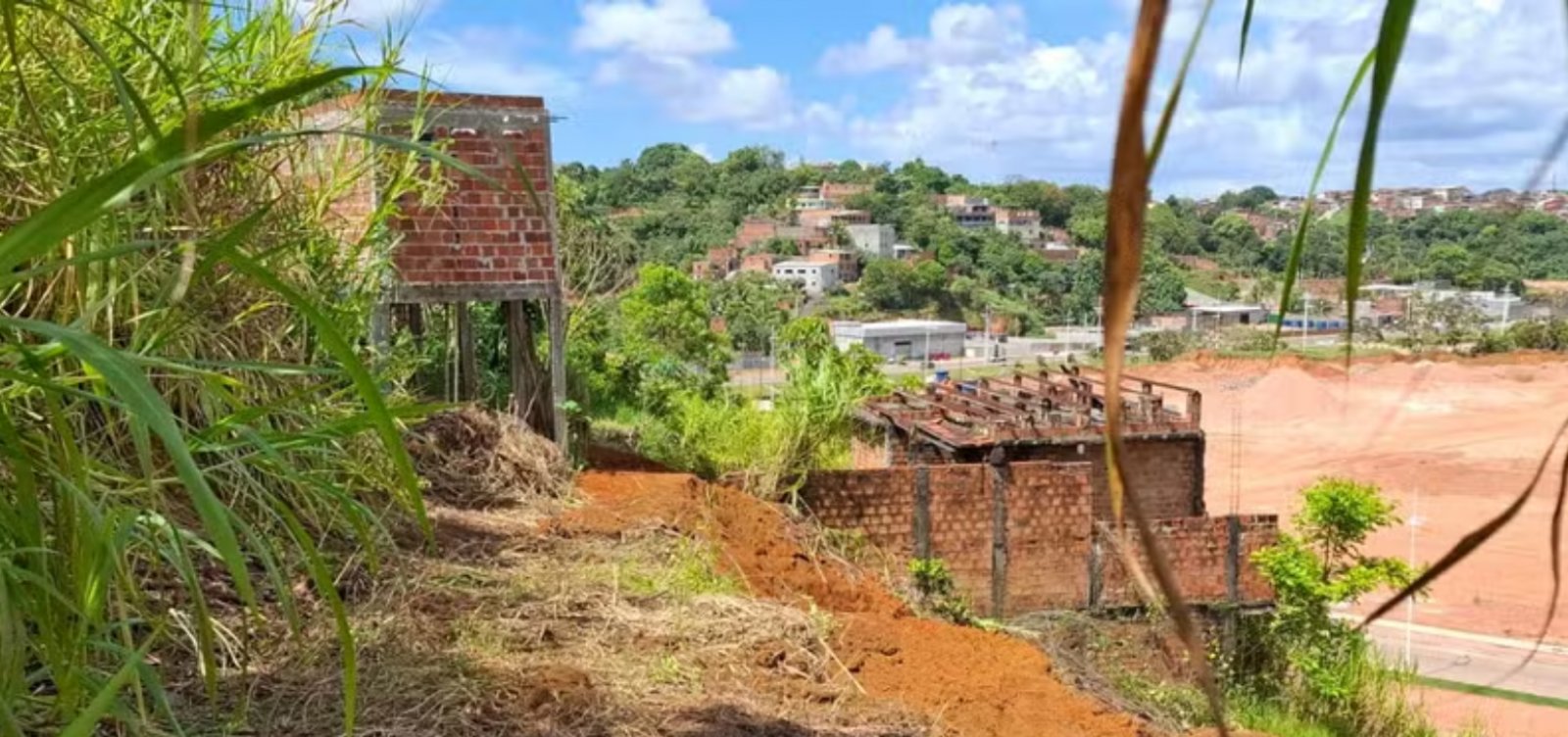 Polícia investiga escavação em área considerada sagrada por terreiros em Salvador