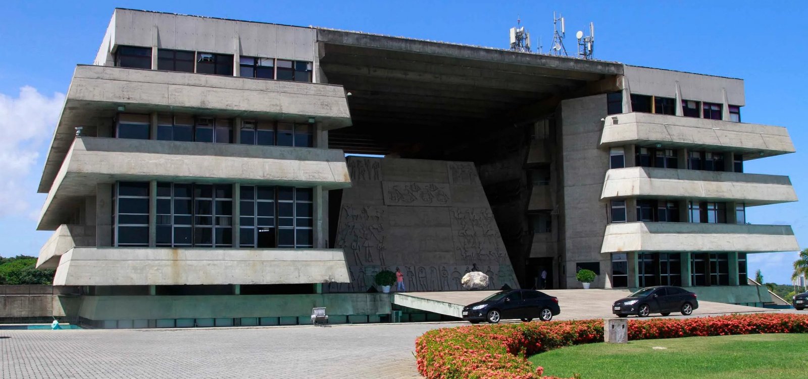 Casa de homenagens: Enquanto deixa de lado pautas importantes, ALBA investe em honrarias e títulos