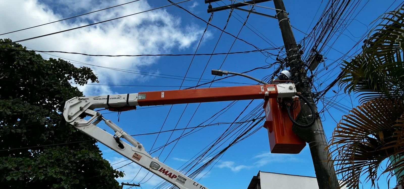 Após incêndio em fiação no Pau da Lima, Coelba deve notificar empresas de telefonia e internet 