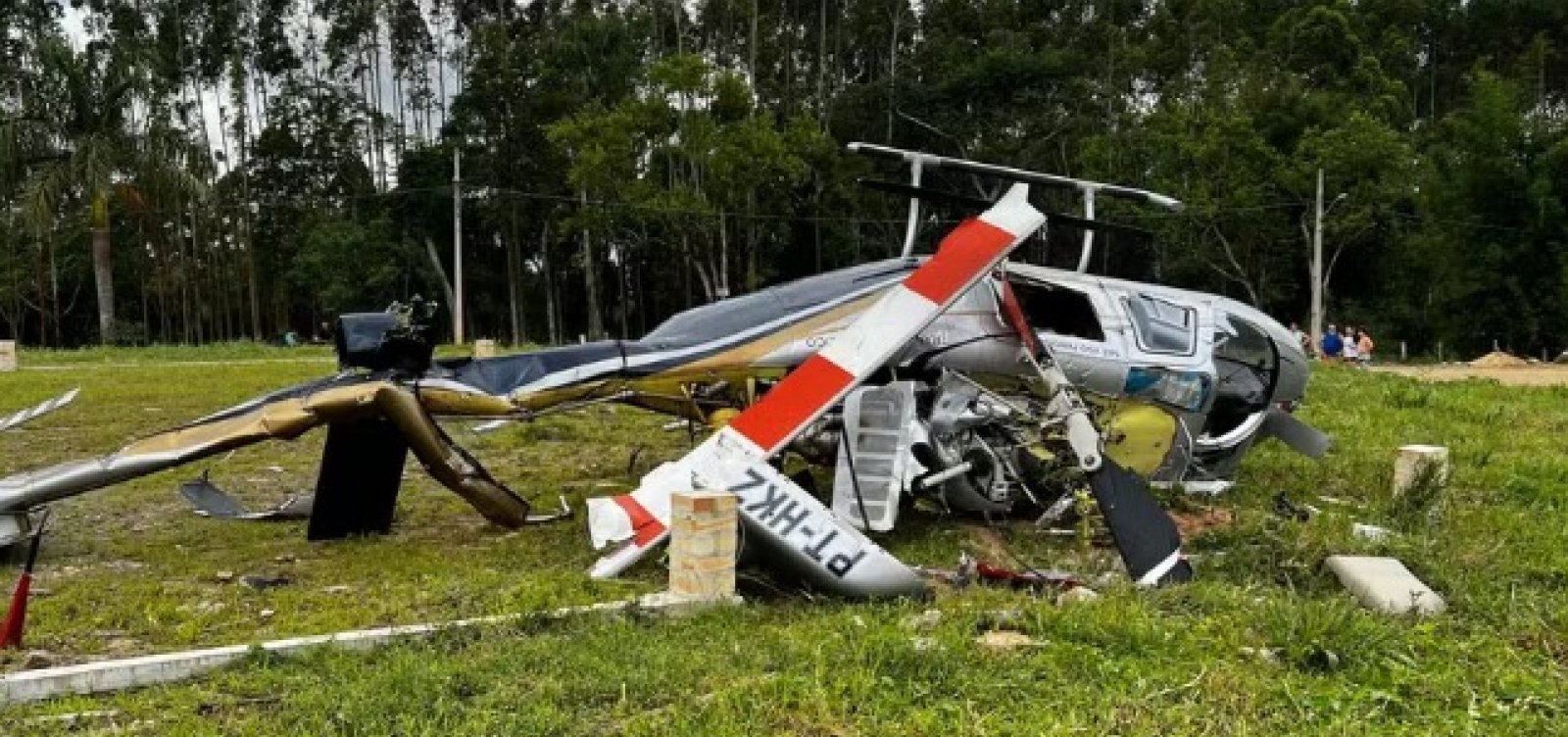 Helicóptero cai com cinco pessoas em Santa Catarina