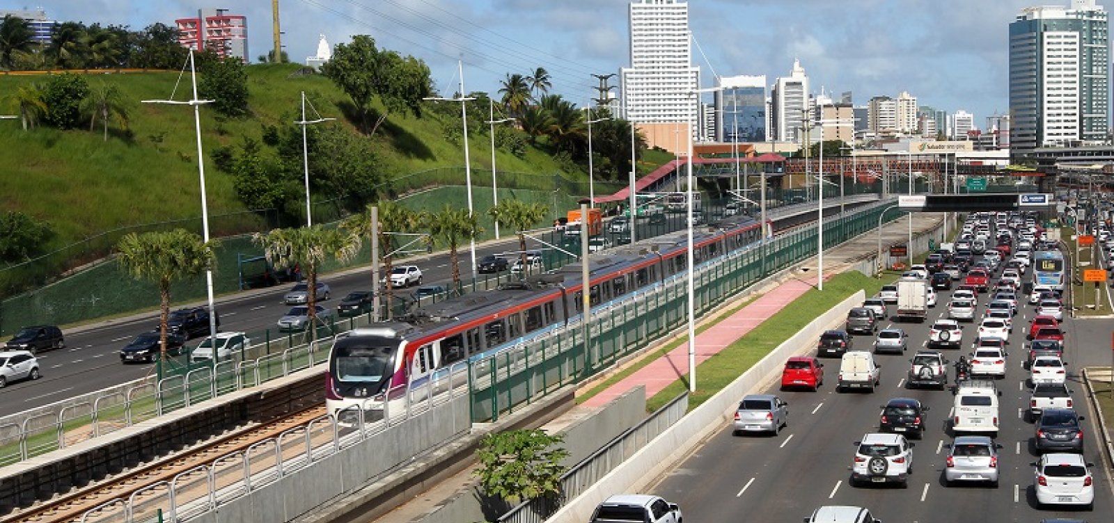 Trânsito intenso: Transalvador orienta que Avenida Paralela seja evitada neste domingo 