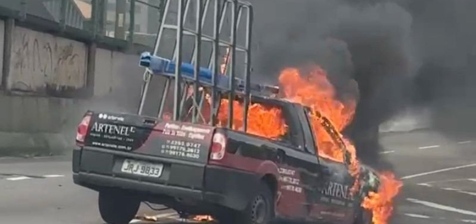 Carro pega fogo e assusta motoristas na Avenida Paralela