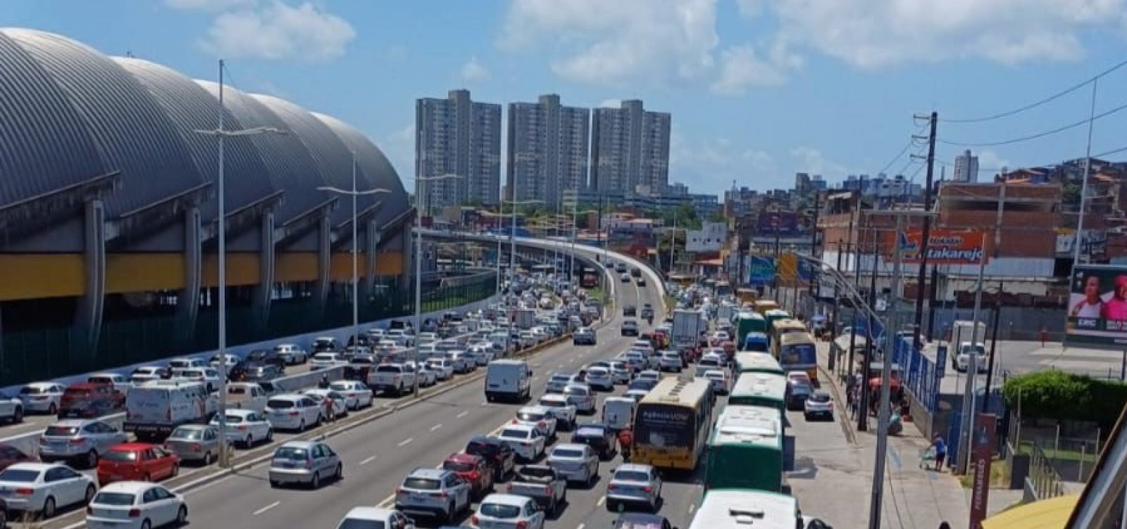 Ex-funcionários da CSN protestam por direitos trabalhistas na Avenida Paralela