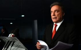 Álvaro Dias defende impeachment de Dilma e alfineta Lula: "Está fragilizado"