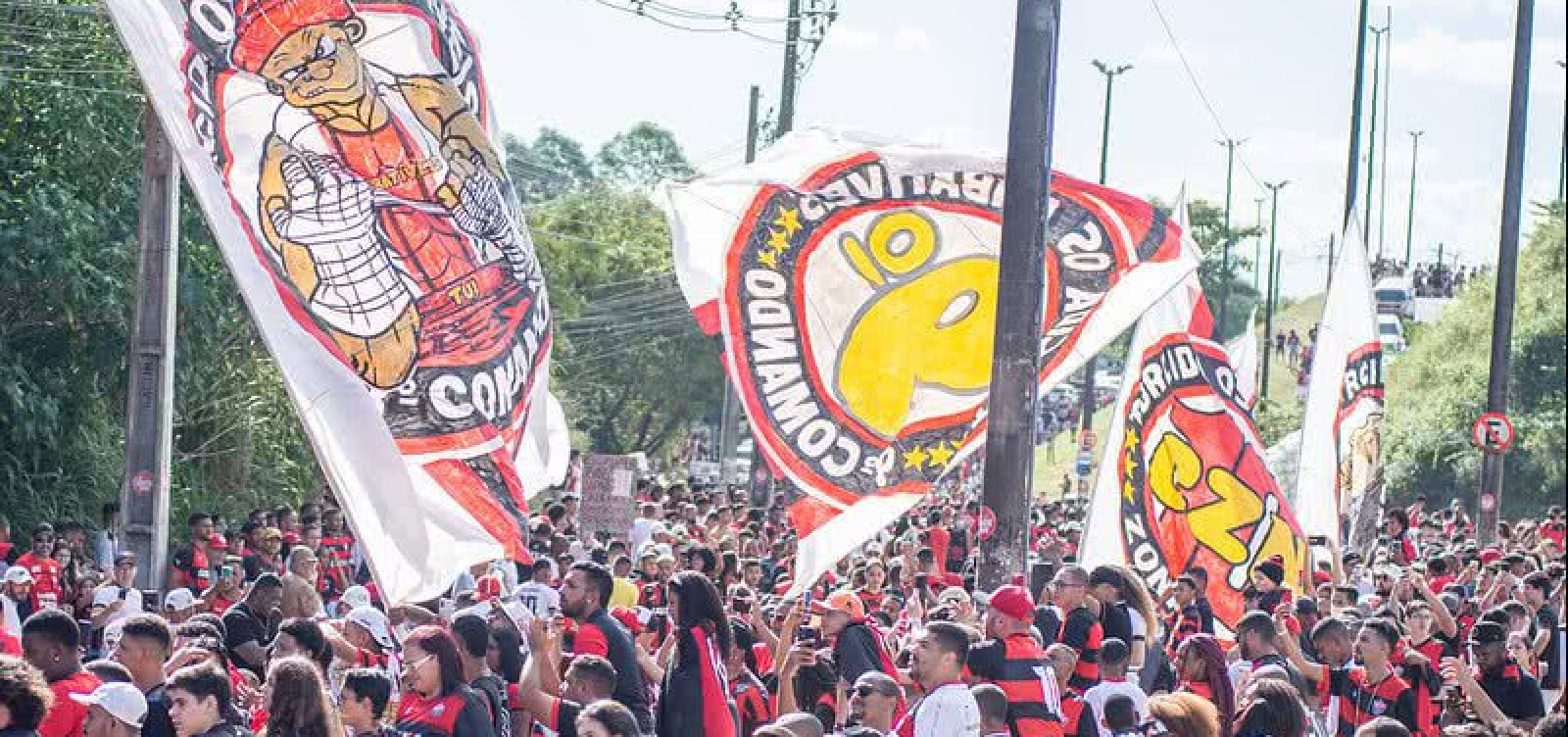 Torcida organizada do Vitória protesta contra valores dos ingressos no Barradão pelo Campeonato Baiano