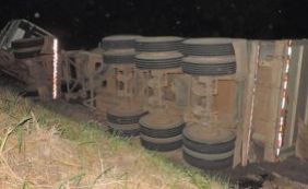 Carreta que transportava caroços de algodão tomba na BR-020