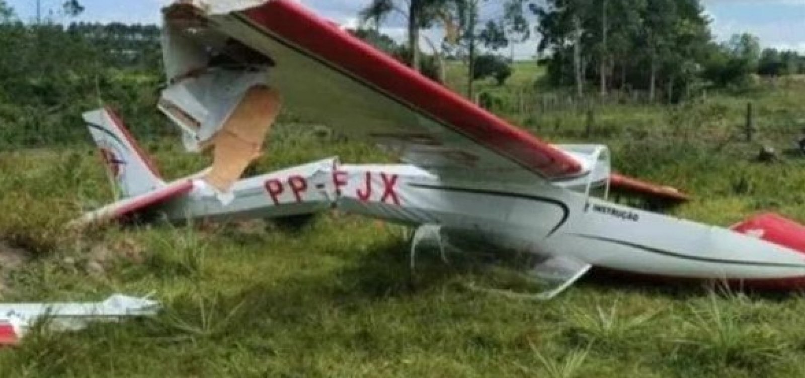 Avião pilotado por ex-prefeito cai após bater em poste no Rio Grande do Sul