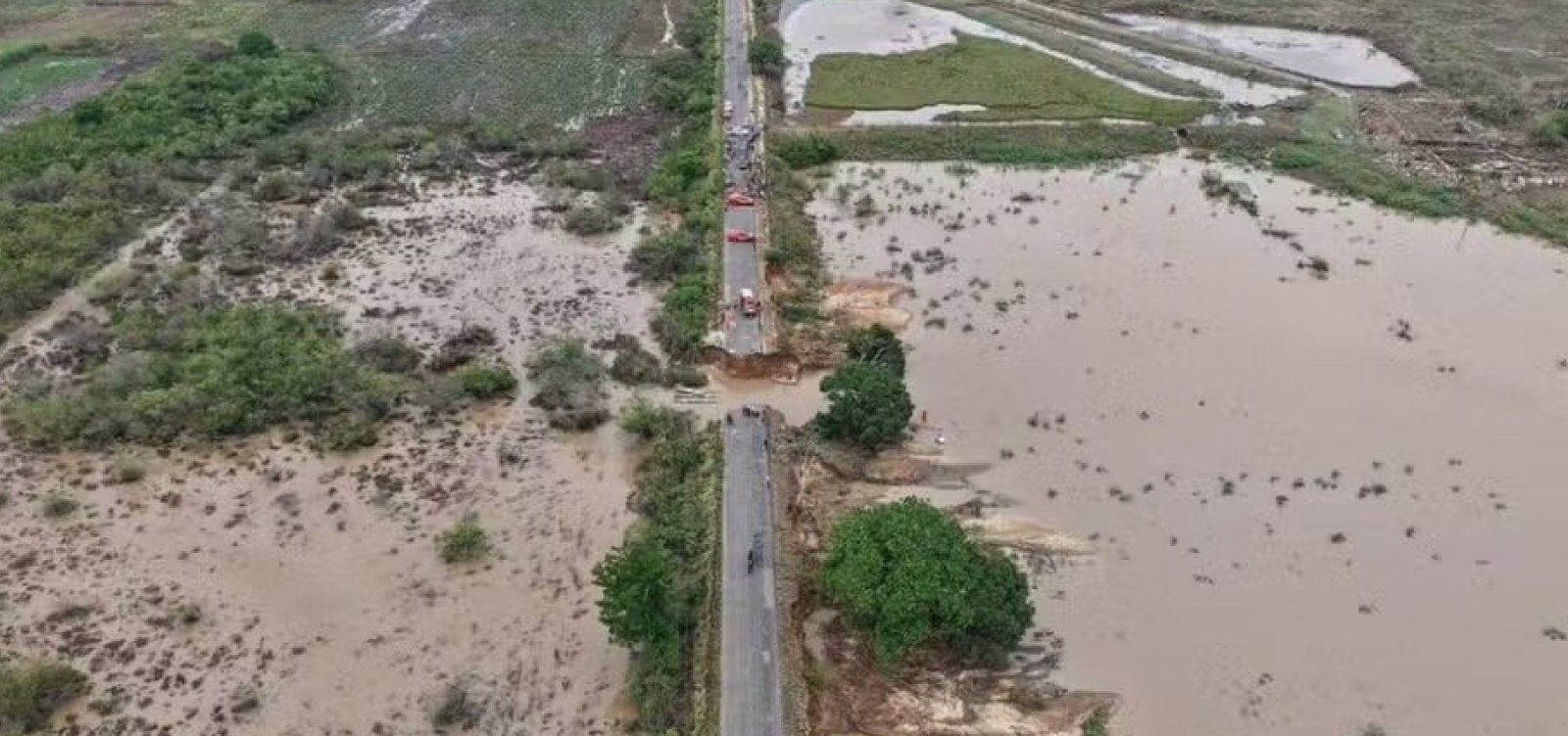 Três mortos após rodovia ceder durante chuvas em Sergipe