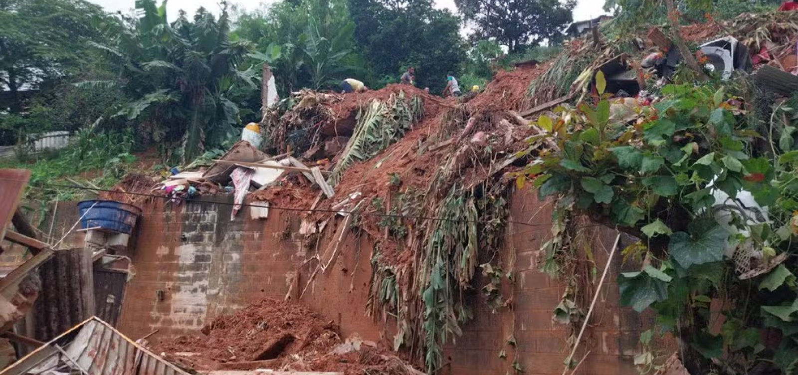 Chuvas intensas causam mortes e desabamentos em interior de Minas Gerais