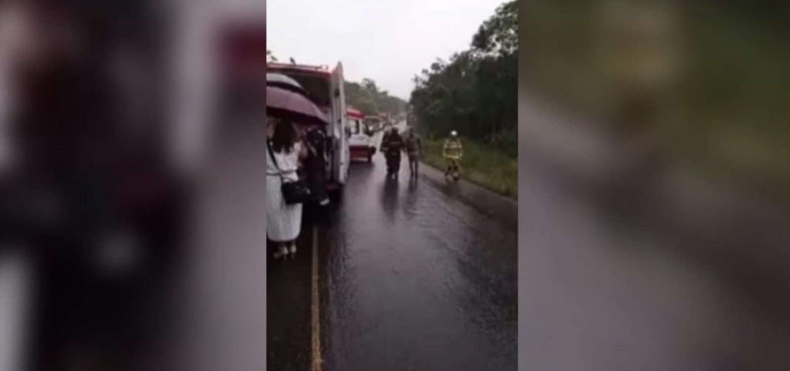 Batida entre ônibus e carreta deixa fiéis feridos na Bahia