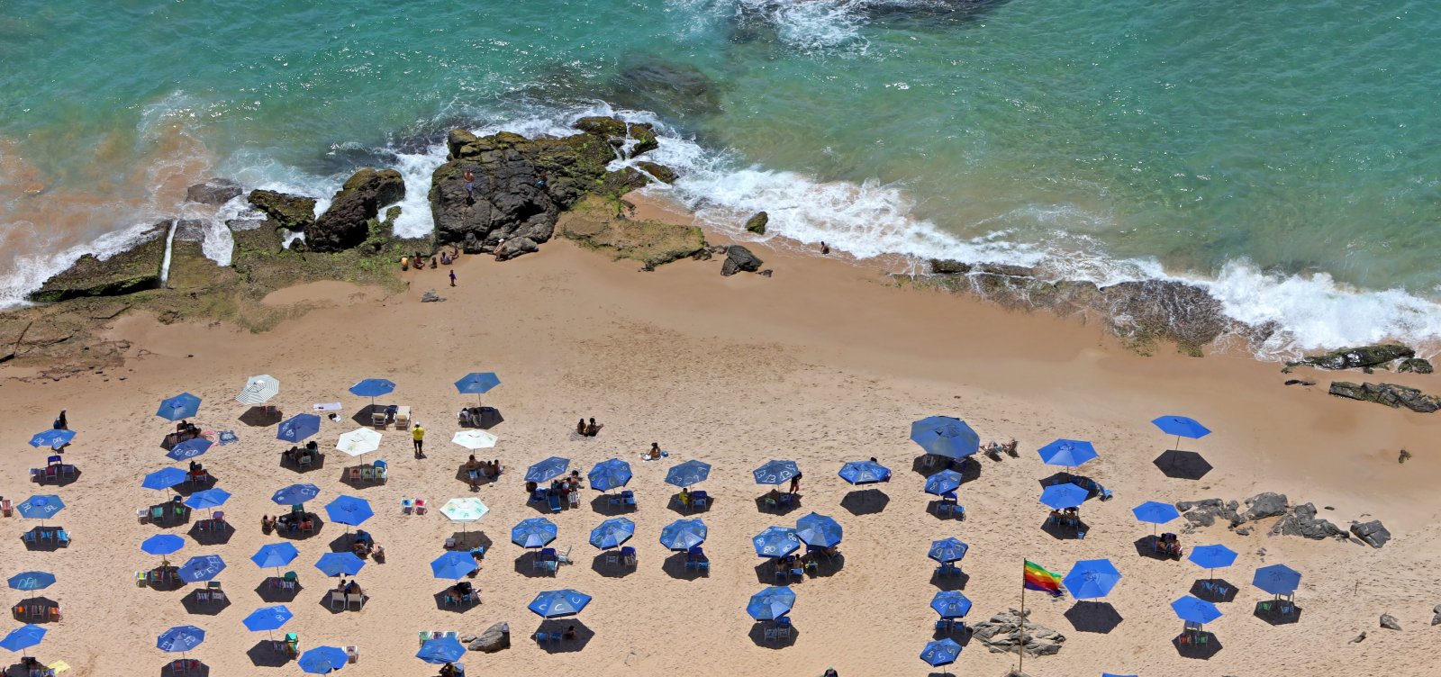 Com rotina de violência e acidentes, trabalhadores das praias de Salvador ganham R$ 70 por dia, aponta pesquisa