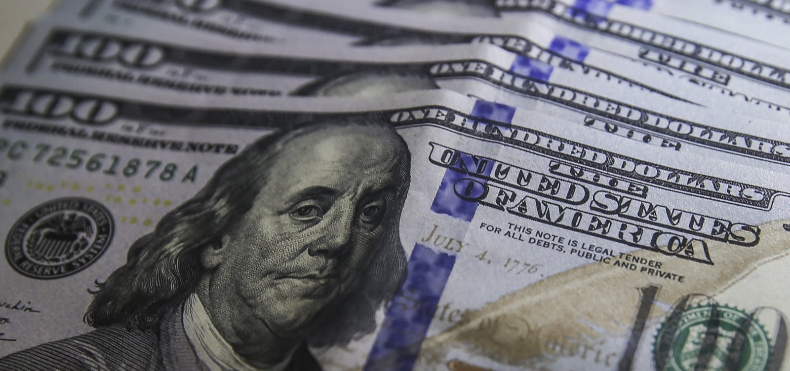 Dólar cai para R$ 6,04 e atinge menor valor do ano