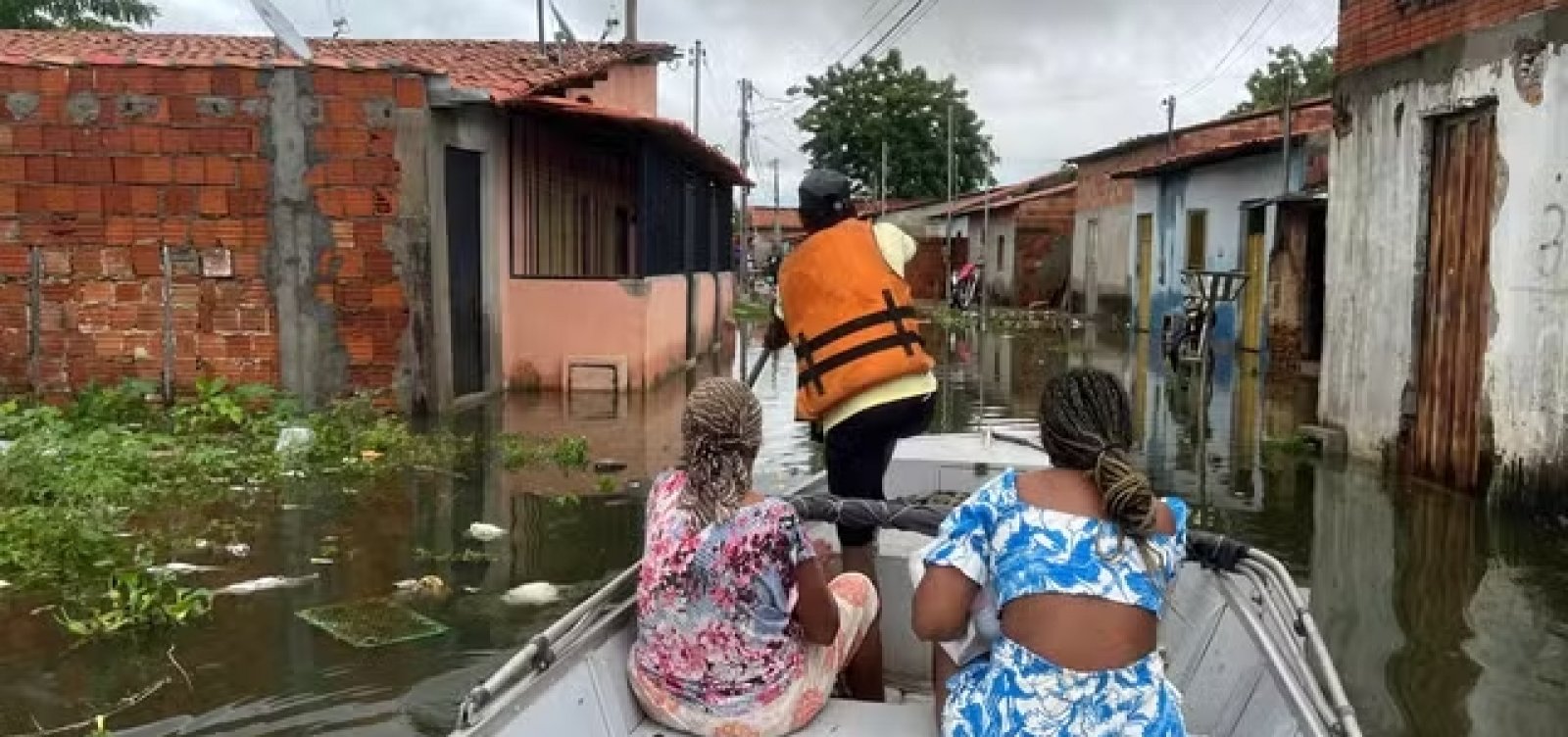 Temporais causam alagamentos em diferentes regiões na Bahia