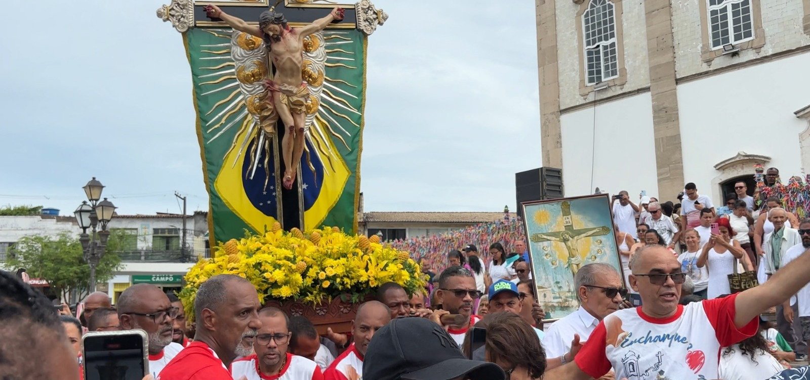 Tradição, fé e união: fiéis sobem Colina Sagrada para agradecer ao Senhor do Bonfim