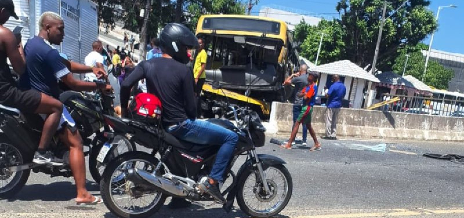 Acidente grave com ônibus é registrado no Retiro em Salvador 