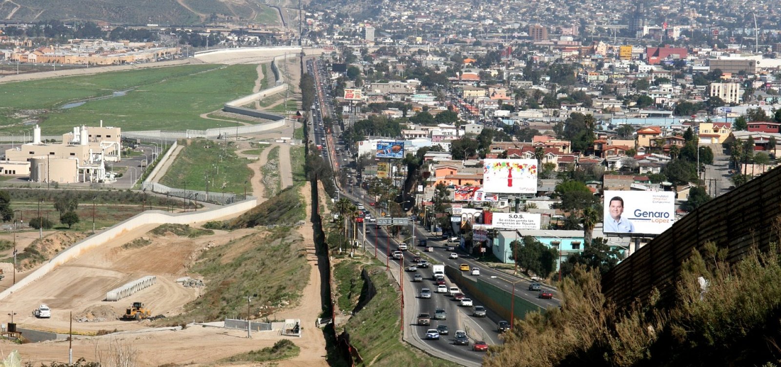 Imigrantes choram na fronteira após EUA cancelarem entrevistas de asilo