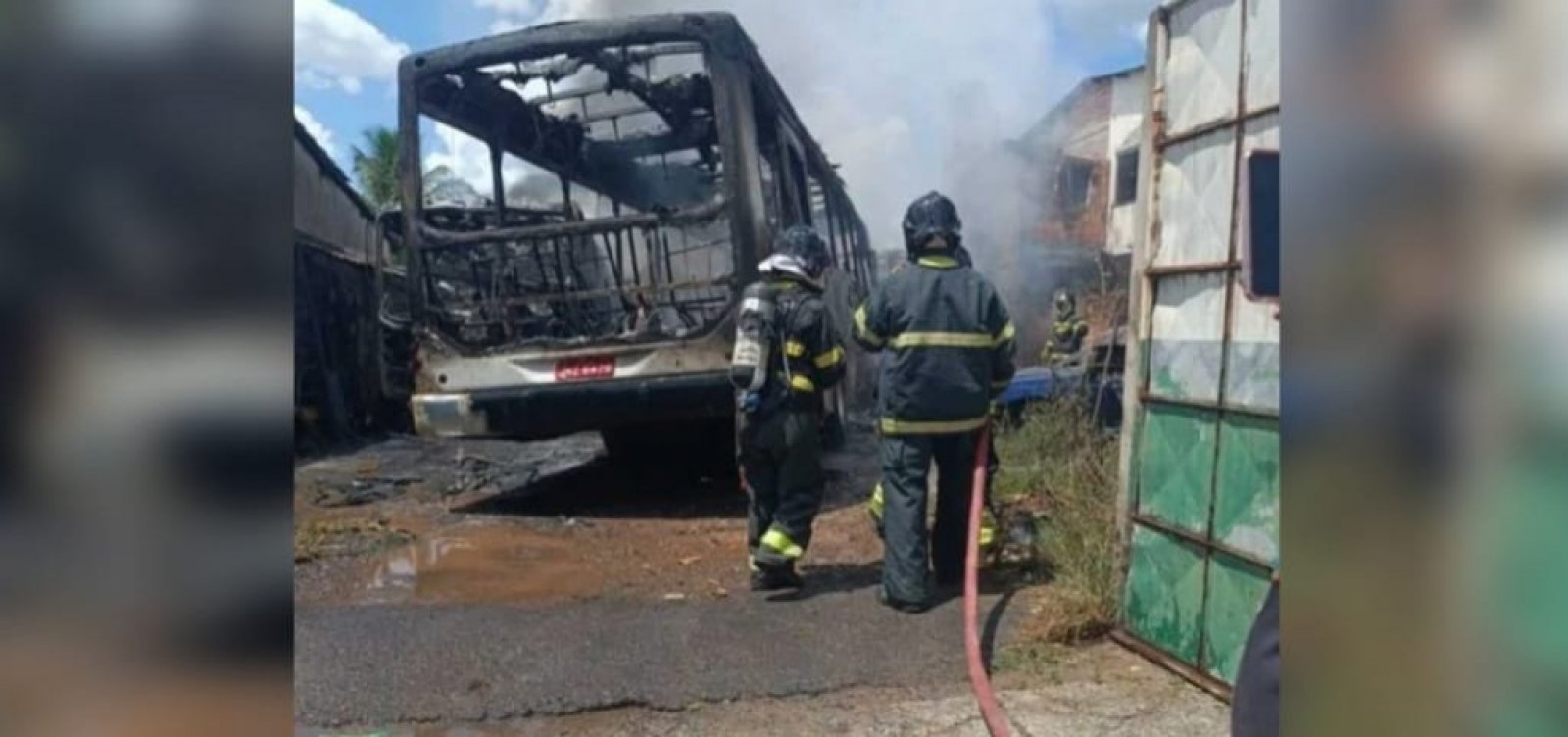 Sete veículos são atingidos por incêndio em garagem de cooperativa na Bahia