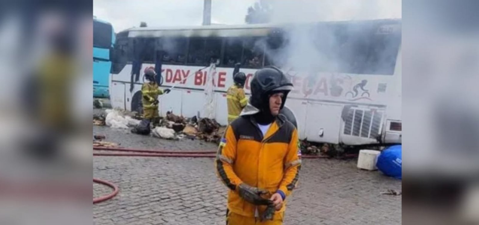 Fogo destrói ônibus em Conceição do Coité