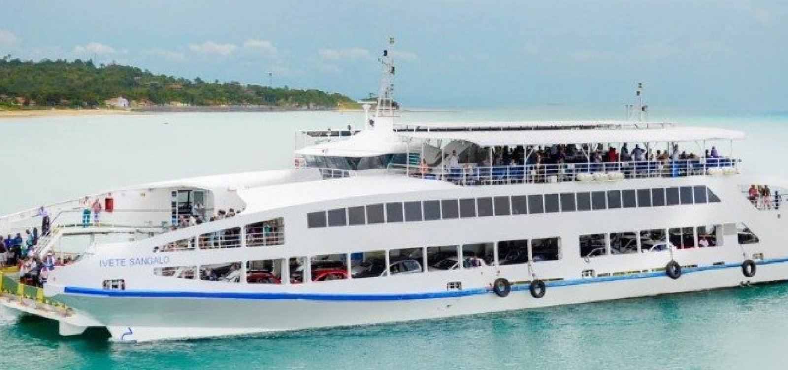 Três pessoas são resgatadas por tripulantes do ferry-boat na Ilha de Itaparica