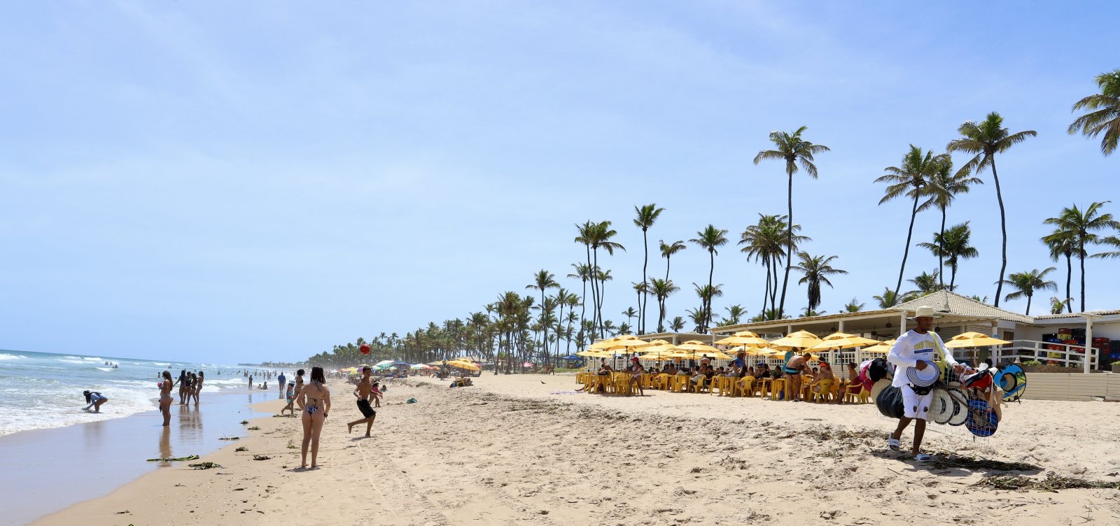 Após Ipitanga, praias de Vilas e Buraquinho também devem passar por requalificação com retirada de barracas da faixa de areia