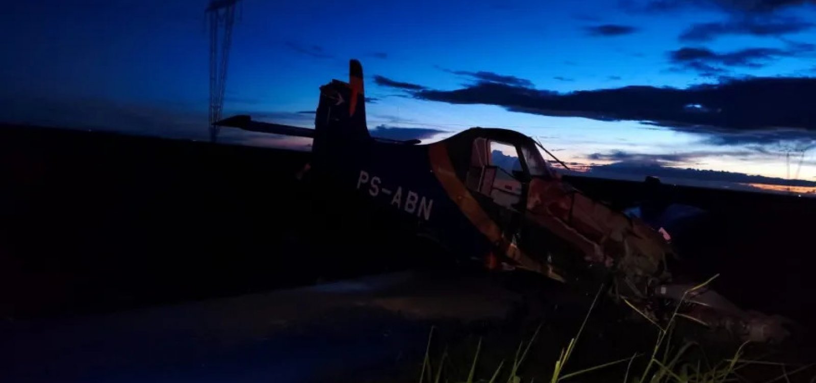 Avião agrícola cai em fazenda após colidir com fiação no oeste da Bahia