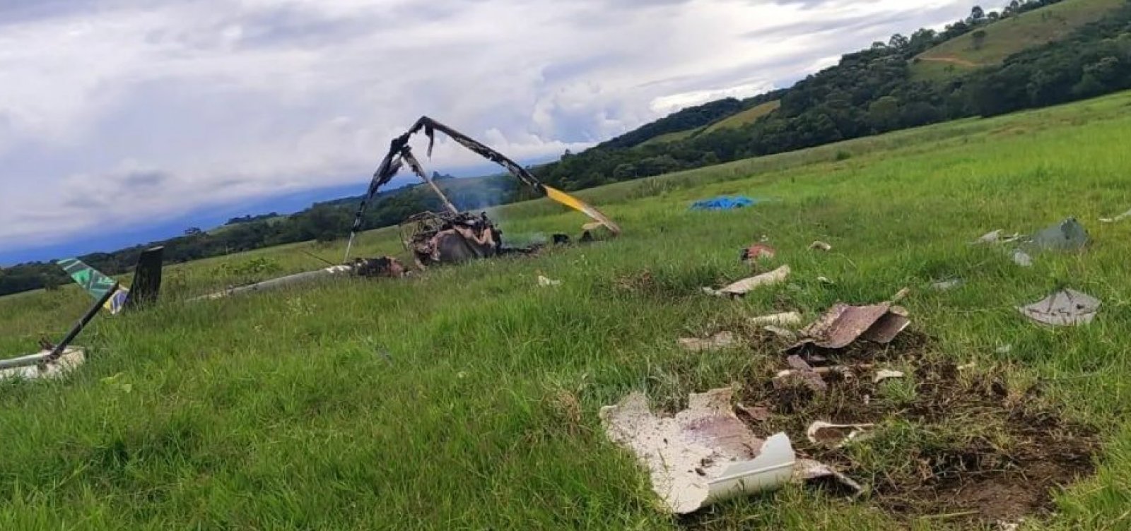 Helicóptero cai em fazenda no sul de Minas e deixa três mortos