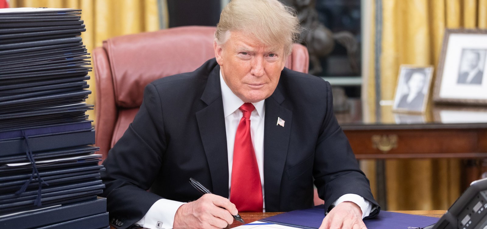 Trump assina ordem para excluir pessoas transgênero das forças armadas dos EUA