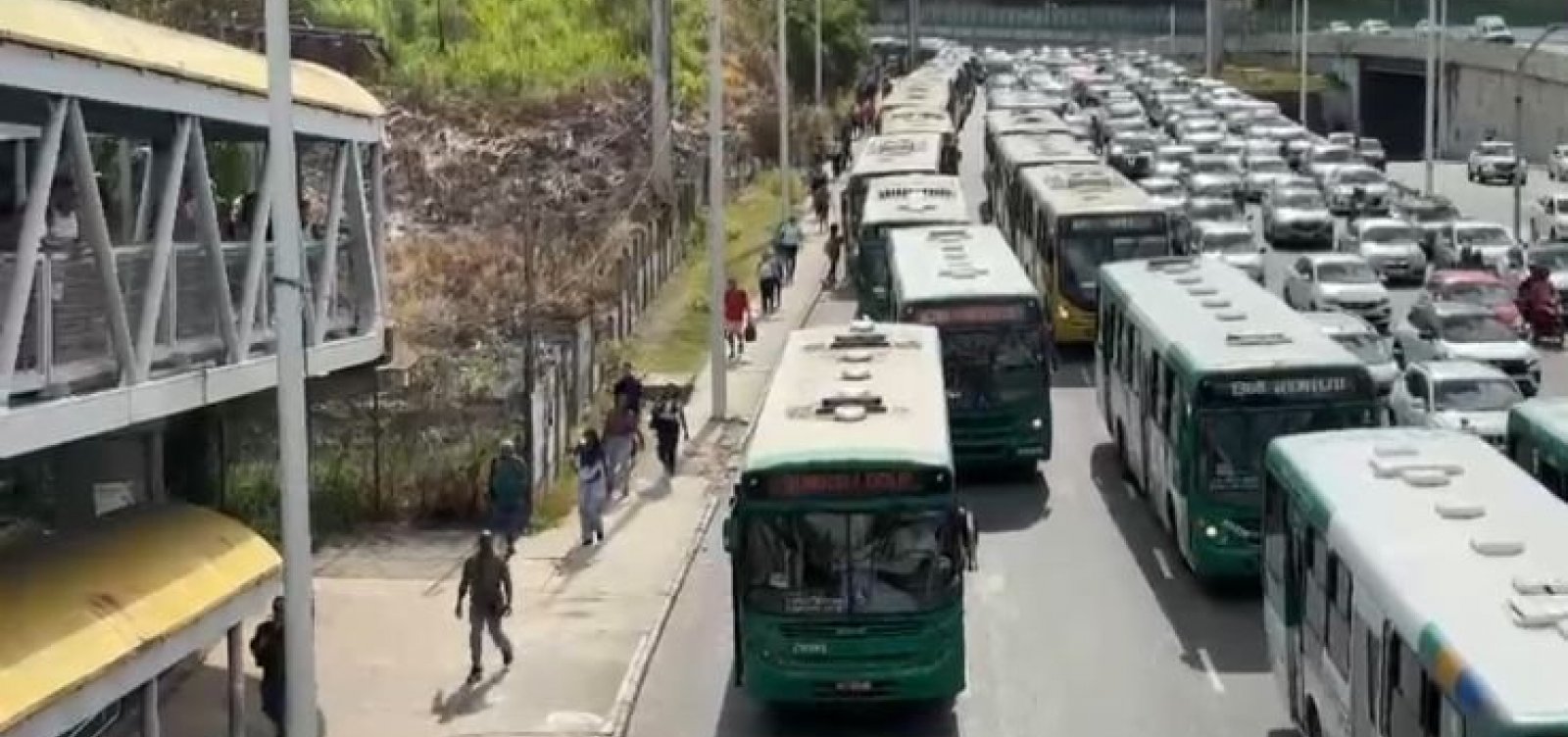 Ex-funcionários da antiga CSN realizam protesto e ocupam via marginal da Avenida Paralela