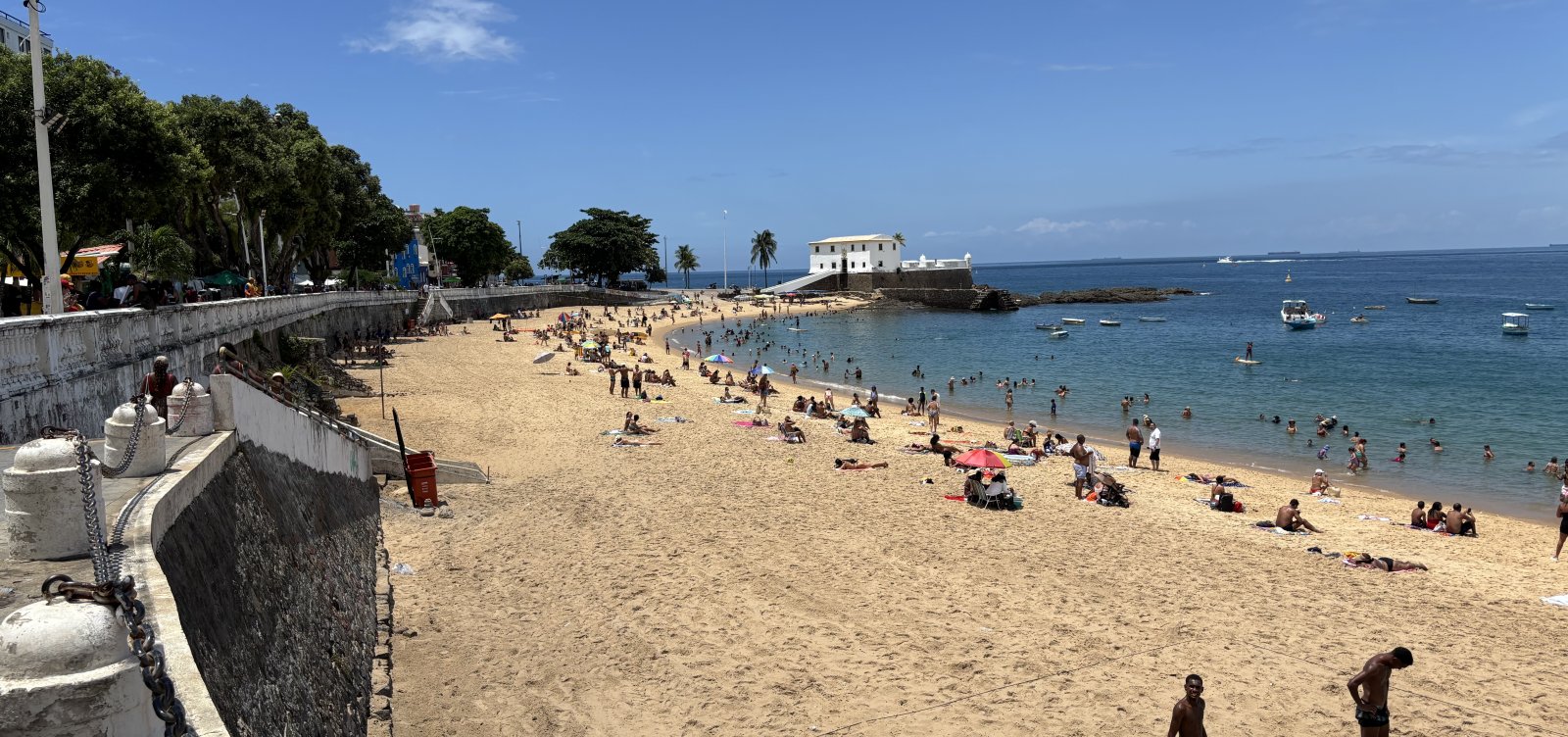 Cenário incomum: barraqueiros protestam contra regras da Semop e esvaziam faixa de areia na Barra