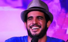 Cantor cubano se apresenta em jantar beneficente na Cidade da Luz