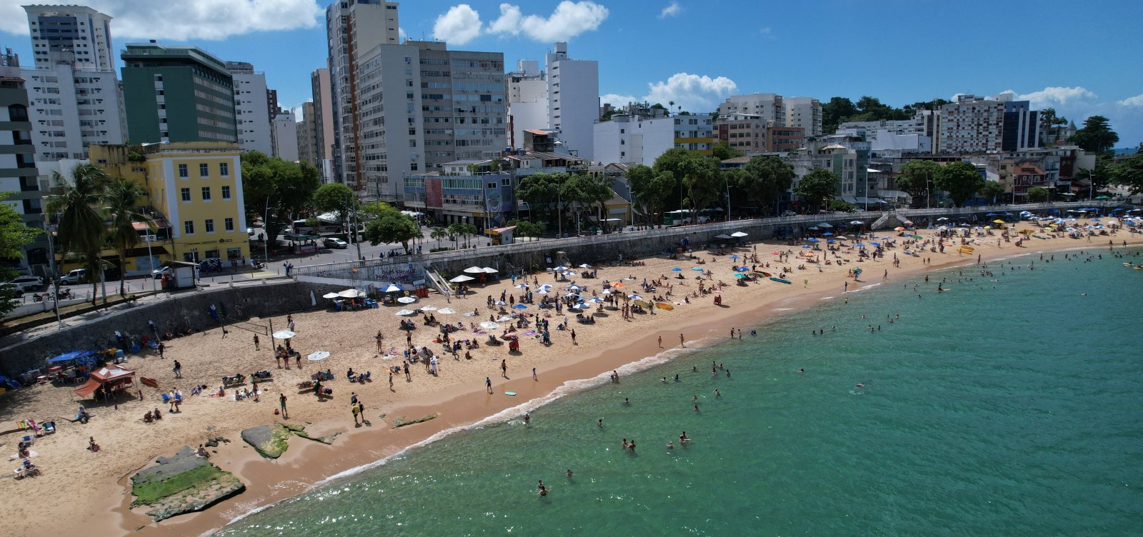 Barraqueiros do Porto da Barra retornam ao trabalho, mas faixa de areia segue vazia