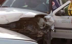 Batida envolvendo carro de hospital deixa feridos e trânsito travado em Nazaré