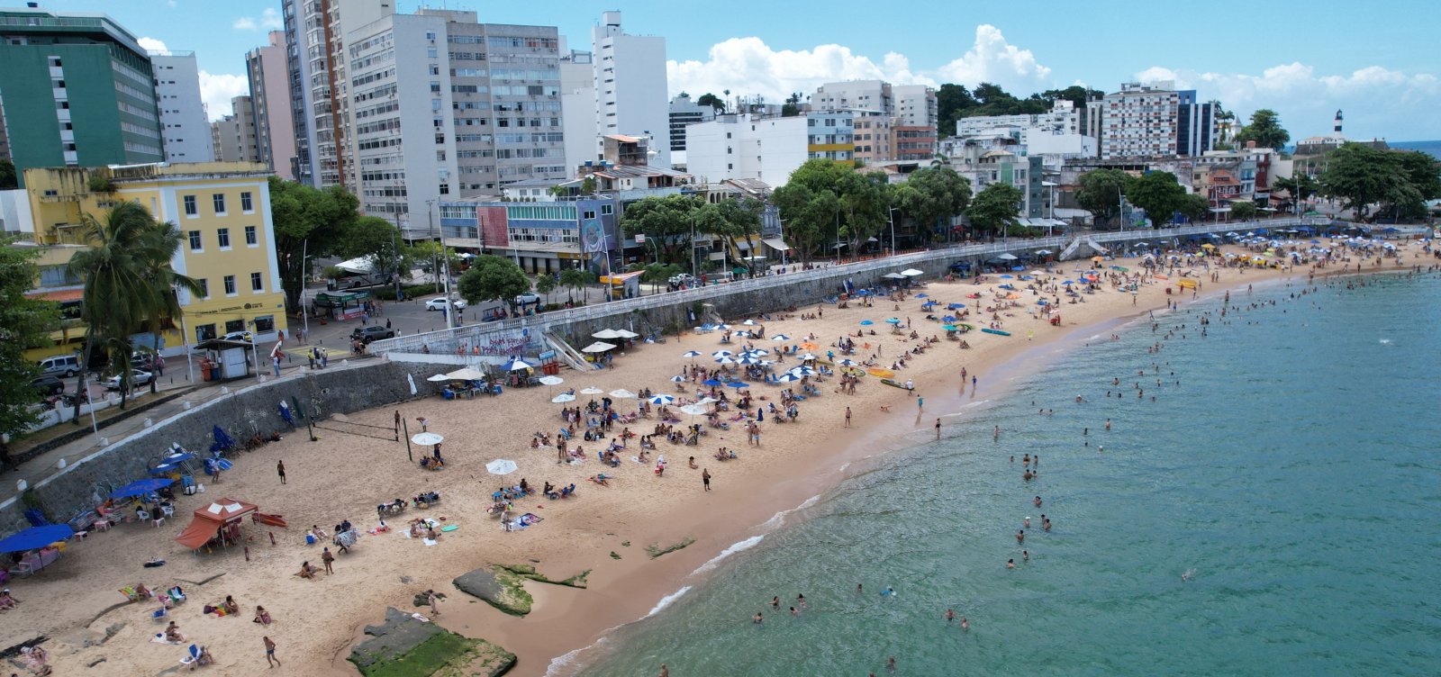 Com direito a greve, fiscalização e opiniões divididas, tentativa de organizar faixa de areia no Porto da Barra acaba em polêmica