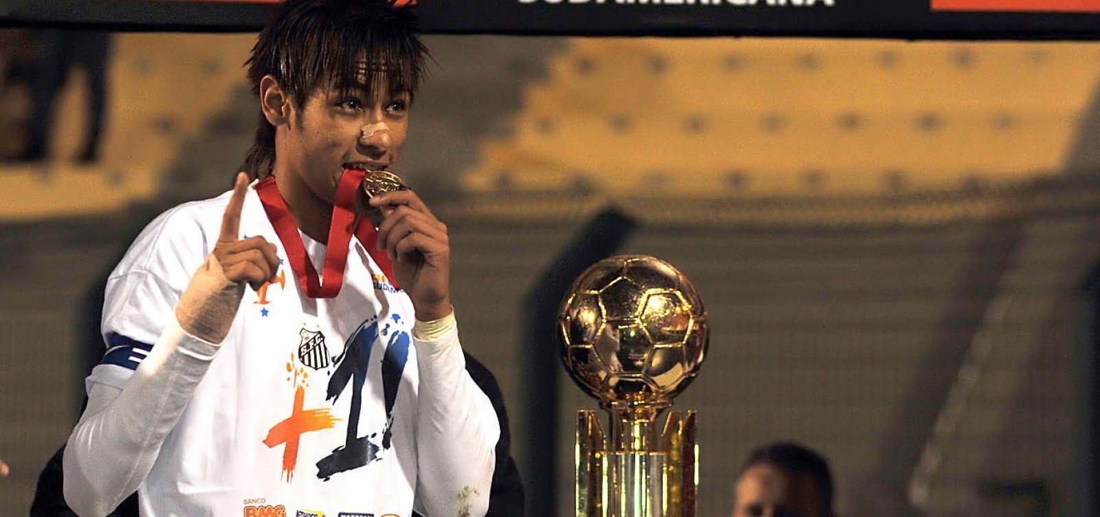 Neymar desembarca no Brasil com missão de reerguer hegemonia do Santos