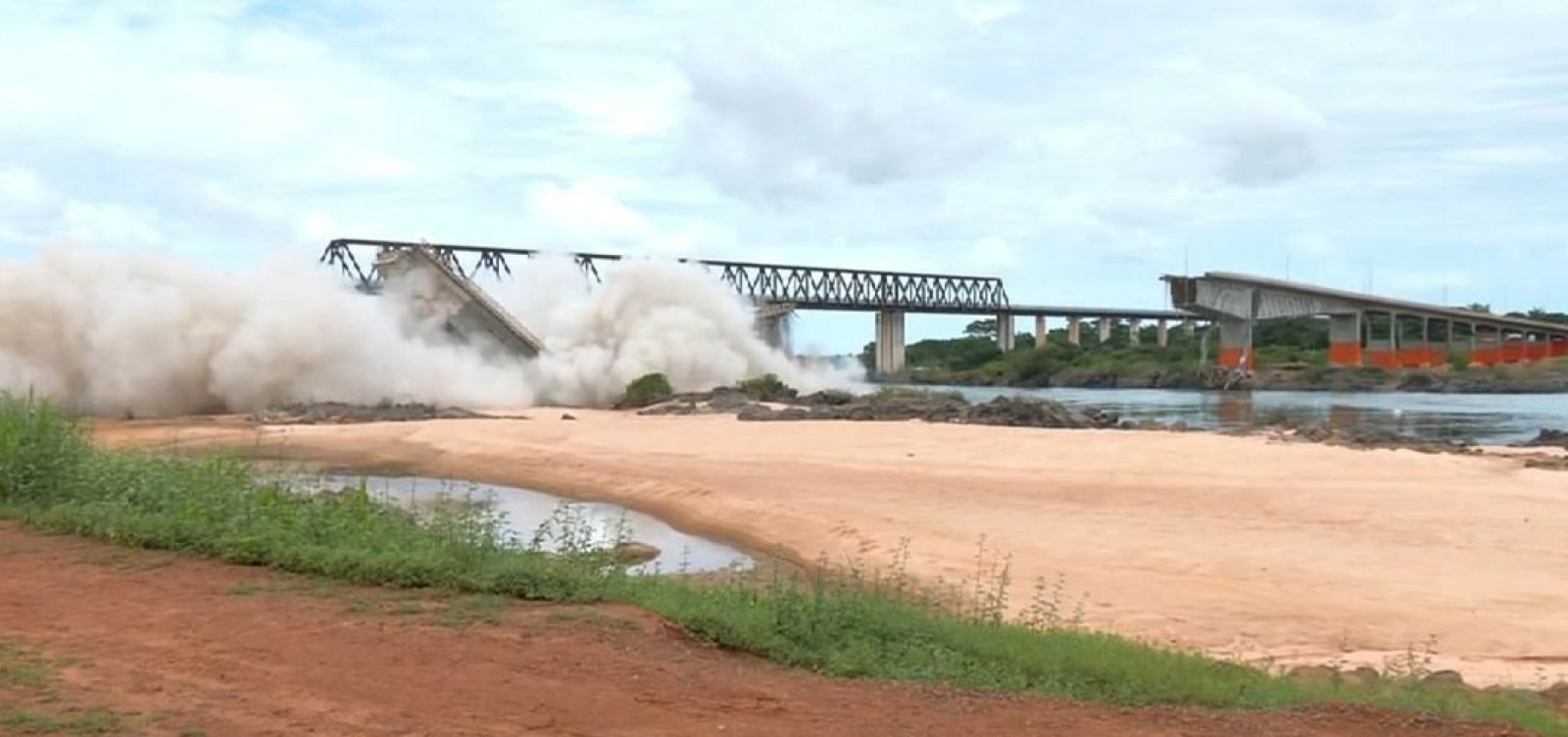 Implosão destrói restos da estrutura da ponte entre Maranhão e Tocantins