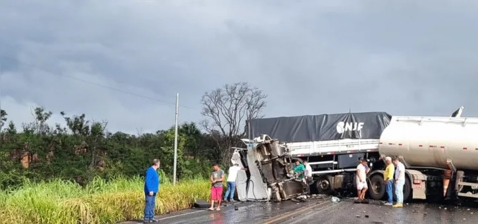 Acidente entre carretas deixa um morto no sudoeste da Bahia 