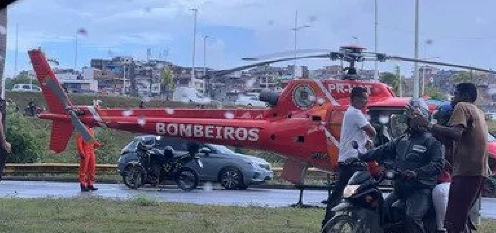 Helicóptero pousa na rua para socorrer vítima de acidente grave em Salvador