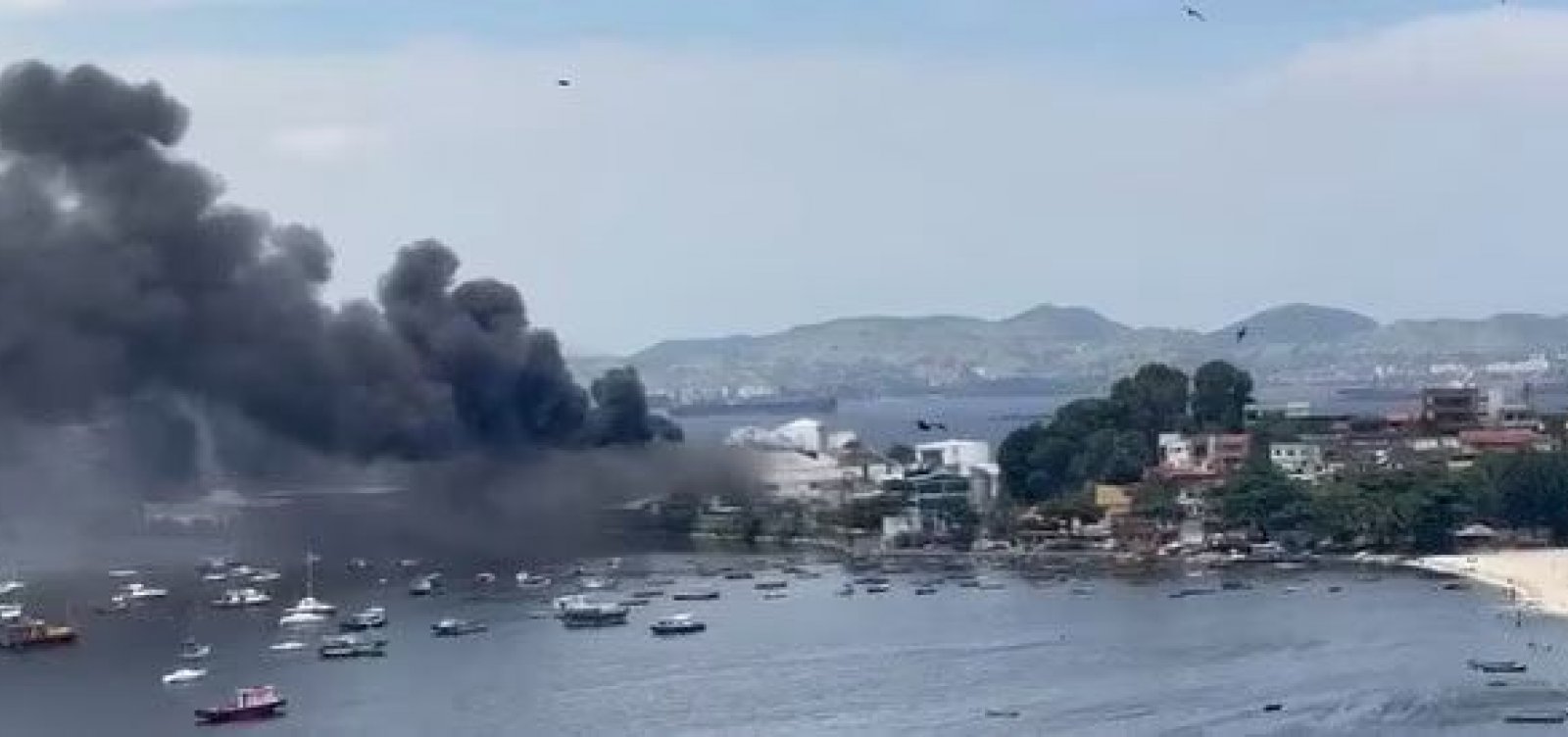 Incêndio de grandes proporções atinge fábrica na Ilha do Governador, no RJ