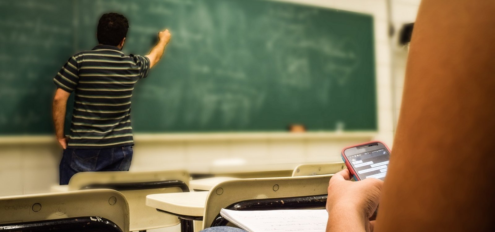 Escolas estaduais devem discutir aplicação da Lei do Celular até 14 de fevereiro