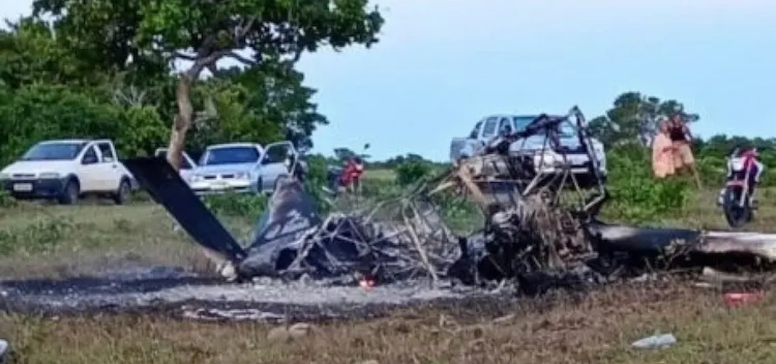 Avião de pequeno porte cai em zona rural no extremo sul da Bahia