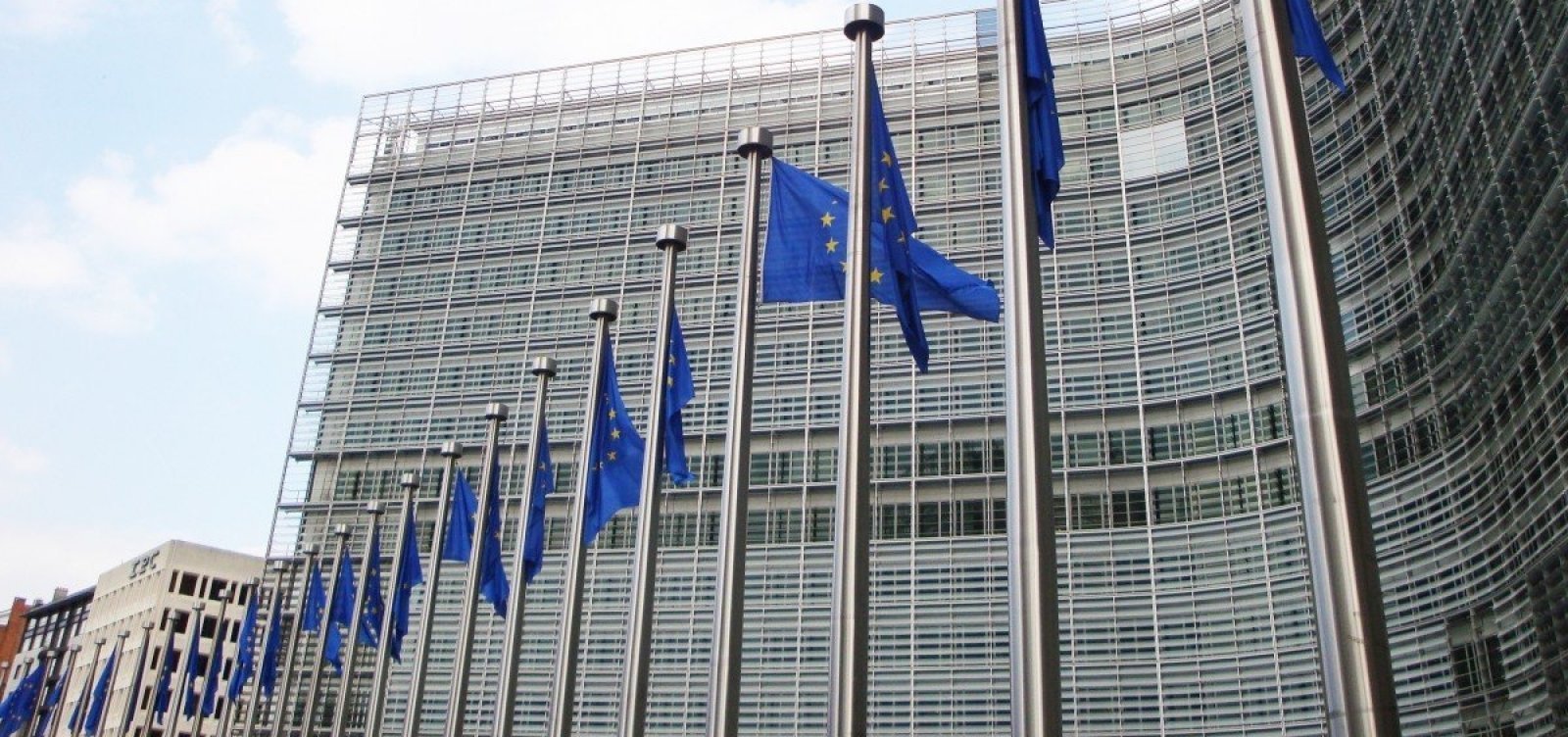 União Europeia anuncia resposta firme às tarifas dos EUA sobre aço e alumínio